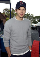 Ashton Kutcher : TI4U_u1137182239.jpg