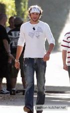 Ashton Kutcher : TI4U_u1137509647.jpg