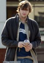 Ashton Kutcher : TI4U_u1137509667.jpg