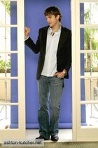 Ashton Kutcher : TI4U_u1139636111.jpg