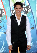 Booboo Stewart : boo-boo-stewart-1339202004.jpg