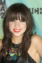 Carly Rae Jepsen : carly-rae-jepsen-1386336836.jpg