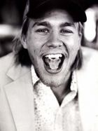 Charlie Hunnam : charlie-hunnam-1329999506.jpg