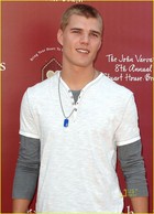 Chris Zylka : chriszylka_1300903782.jpg