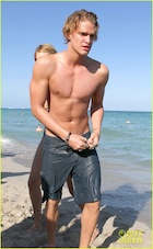 Cody Simpson : cody-simpson-1450220541.jpg