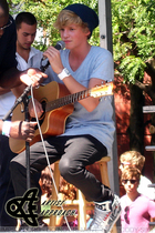 Cody Simpson : codysimpson_1286921301.jpg