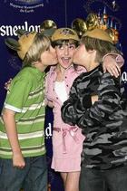 Cole & Dylan Sprouse : TI4U_u1137274846.jpg