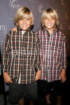 Cole & Dylan Sprouse : TI4U_u1140064543.jpg