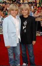 Cole & Dylan Sprouse : TI4U_u1151343724.jpg