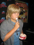 Cole & Dylan Sprouse : TI4U_u1153784611.jpg