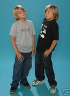 Cole & Dylan Sprouse : TI4U_u1155066042.jpg