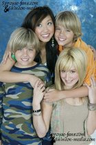 Cole & Dylan Sprouse : TI4U_u1221971646.jpg