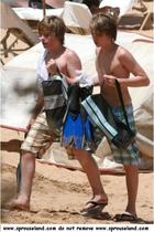 Cole & Dylan Sprouse : cole_dillan_1258342166.jpg