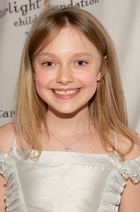 Dakota Fanning : TI4U_u1144087784.jpg