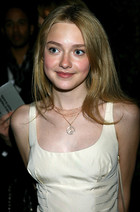 Dakota Fanning : dakota-fanning-1378399619.jpg