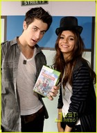 David Henrie : TI4U_u1288201253.jpg