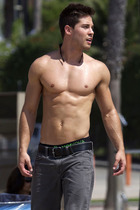 Dean Geyer : dean-geyer-1359445458.jpg