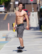 Dean Geyer : dean-geyer-1359445465.jpg