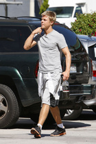 Derek Hough : derek-hough-1317220408.jpg