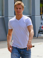 Derek Hough : derek-hough-1319391492.jpg