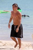 Derek Hough : derek-hough-1330116494.jpg