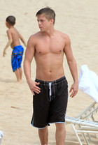 Derek Hough : derek-hough-1334877028.jpg