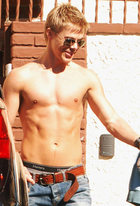 Derek Hough : derek-hough-1335719629.jpg