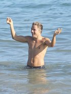 Derek Hough : derek-hough-1348280332.jpg