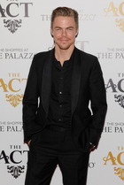 Derek Hough : derek-hough-1357099163.jpg