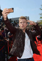 Derek Hough : derek-hough-1390148027.jpg