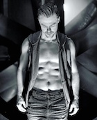 Derek Hough : derek-hough-1520641430.jpg