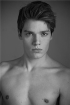 Dominic Sherwood : dominic-sherwood-1455498675.jpg