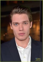 Dominic Sherwood : dominic-sherwood-1456719839.jpg