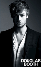 Douglas Booth : douglas-booth-1370795013.jpg