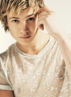 Edward Speleers : edward_speleers_1246341599.jpg