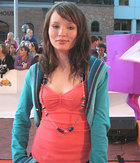 Emily Browning : TI4U_u1138231969.jpg