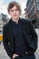 Evan Peters : evan-peters-1395505589.jpg