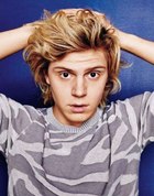 Evan Peters : evan-peters-1401723185.jpg