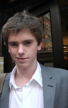 Freddie Highmore : freddie-highmore-1422908086.jpg