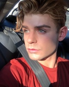 Garrett Clayton : garrett-clayton-1535102402.jpg