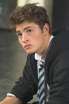 Gregg Sulkin : gregg-sulkin-1427902023.jpg