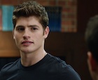 Gregg Sulkin : gregg-sulkin-1445340601.jpg