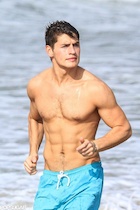 Gregg Sulkin : gregg-sulkin-1445611399.jpg