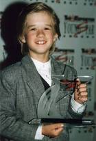 Haley Joel Osment : hjo-st-hr29-hrs.jpg