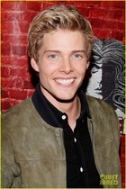 Hunter Parrish : hunter-parrish-1321027943.jpg