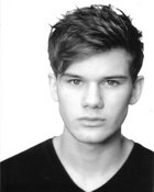 Jeremy Irvine : jeremy-irvine-1329980880.jpg