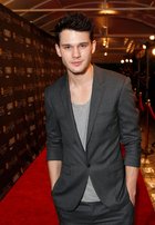 Jeremy Irvine : jeremy-irvine-1334687095.jpg