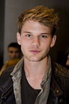 Jeremy Irvine : jeremy-irvine-1334687102.jpg