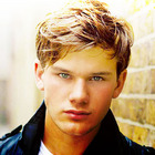 Jeremy Irvine : jeremy-irvine-1334687104.jpg