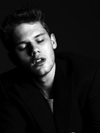 Jeremy Irvine : jeremy-irvine-1334687106.jpg